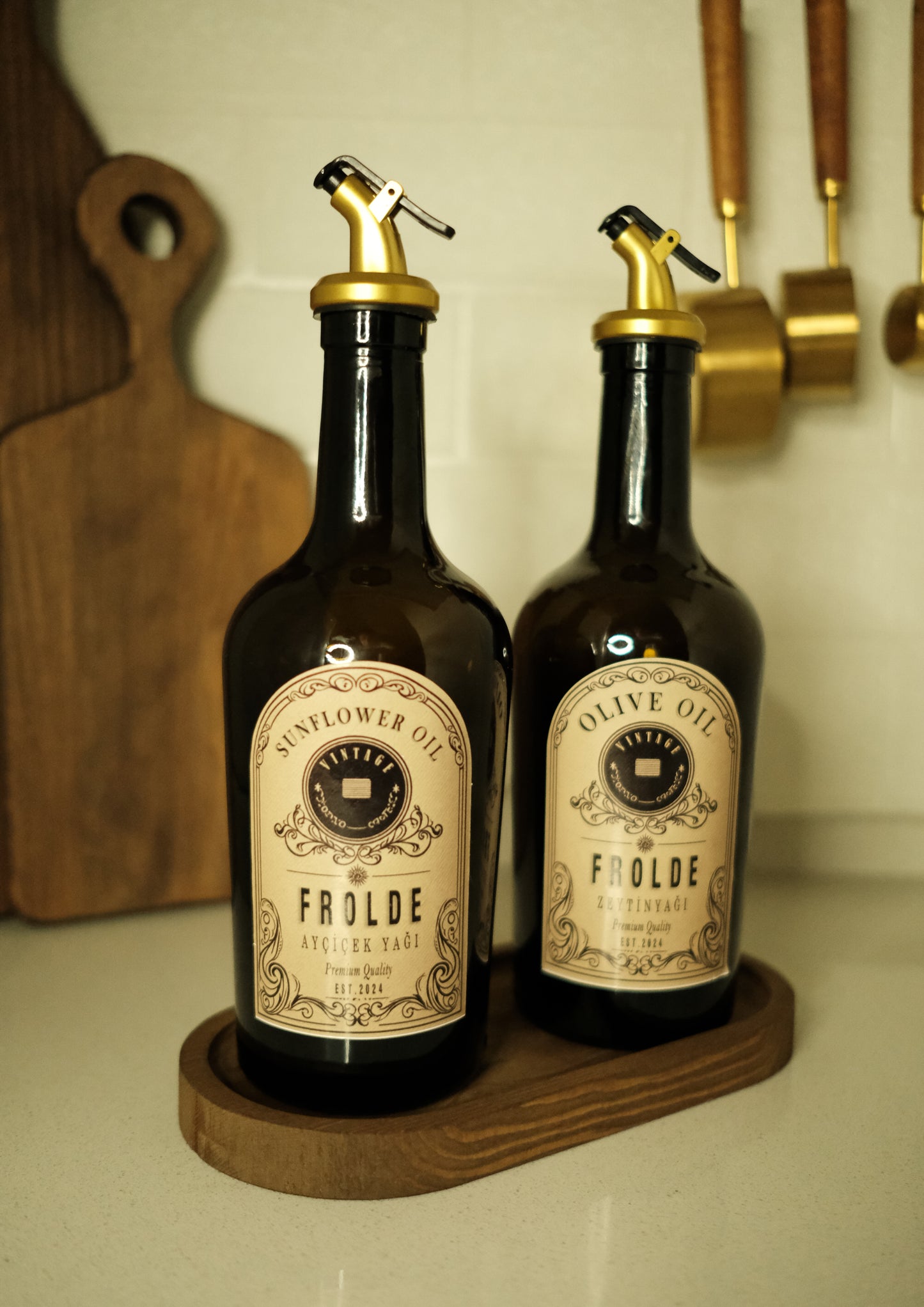 Ahşap Stantlı 2'li Amber Gold Tıpalı 500 Ml Cam Ayçiçek Yağı Zeytinyağı Şişesi Yağdanlık