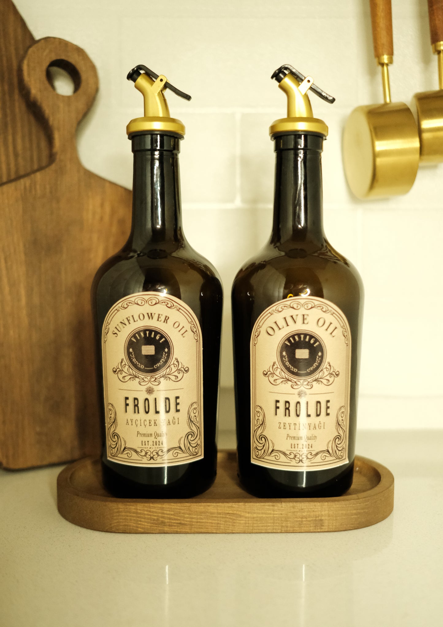 Ahşap Stantlı 2'li Amber Gold Tıpalı 500 Ml Cam Ayçiçek Yağı Zeytinyağı Şişesi Yağdanlık