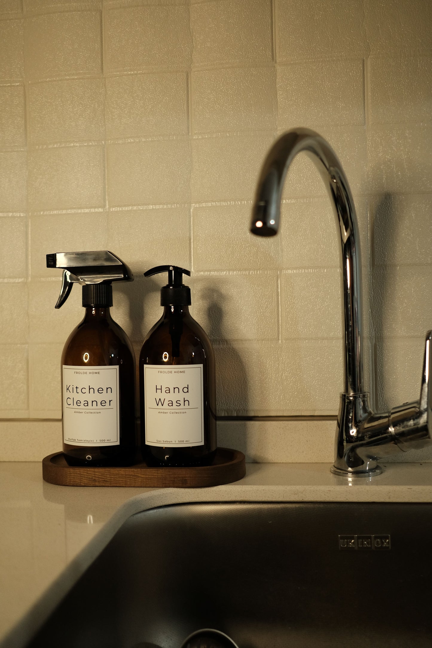 Oval Ahşap Stantlı 2'li Amber Cam Mutfak Temizleyici Bulaşık Deterjanı Şişesi Sabunluk 500ml