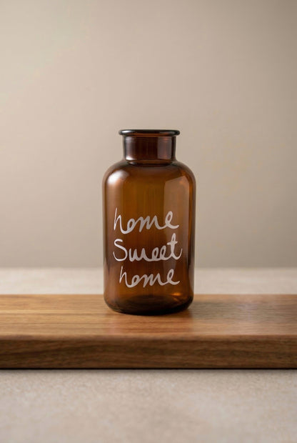 Amber Cam Dekoratif Vazo – “Home Sweet Home” Yazılı, 20 cm Süs Bitkisi Vazosu- Vintage Ev Aksesuarı